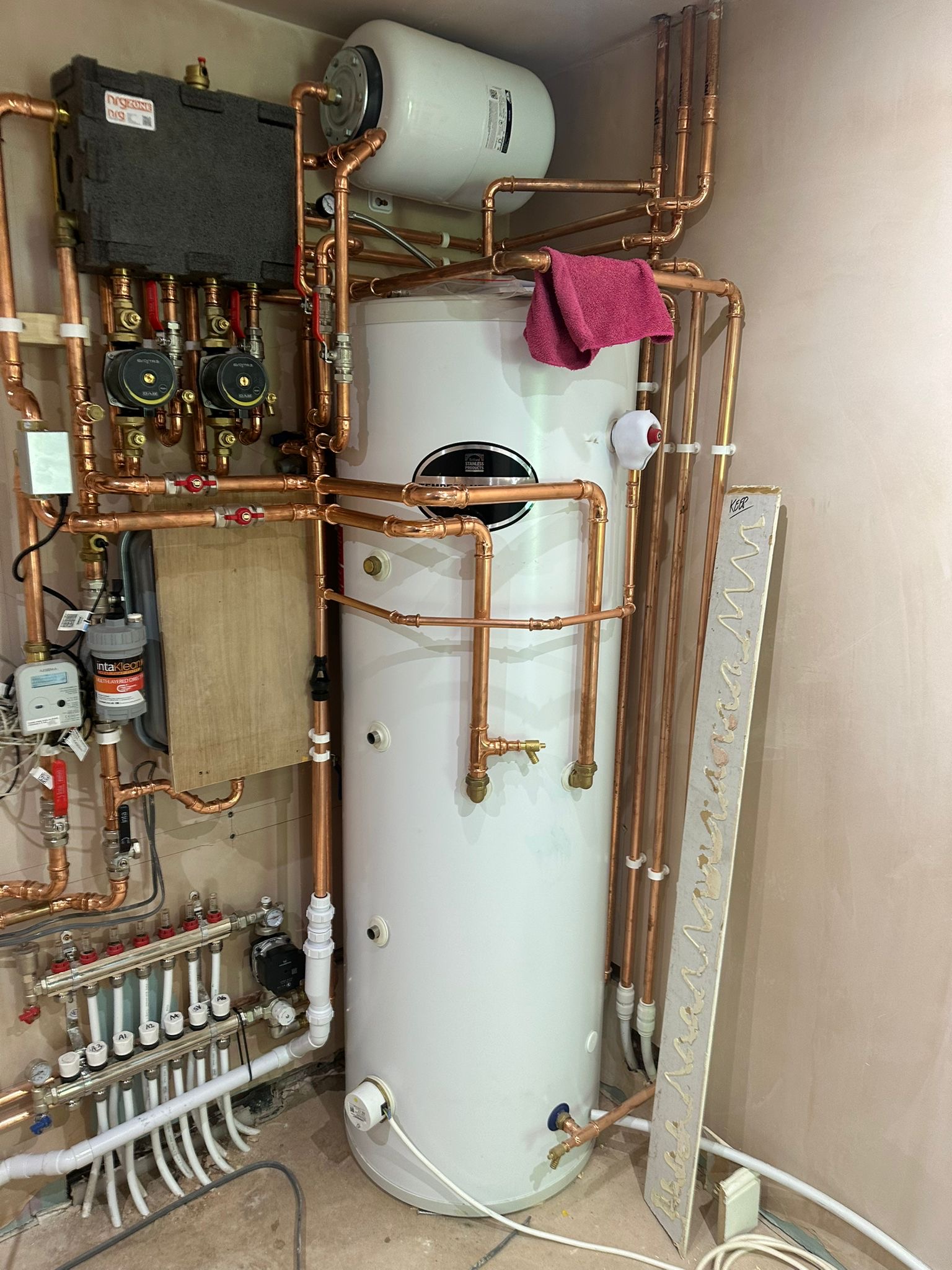 Hot water cylinder installation